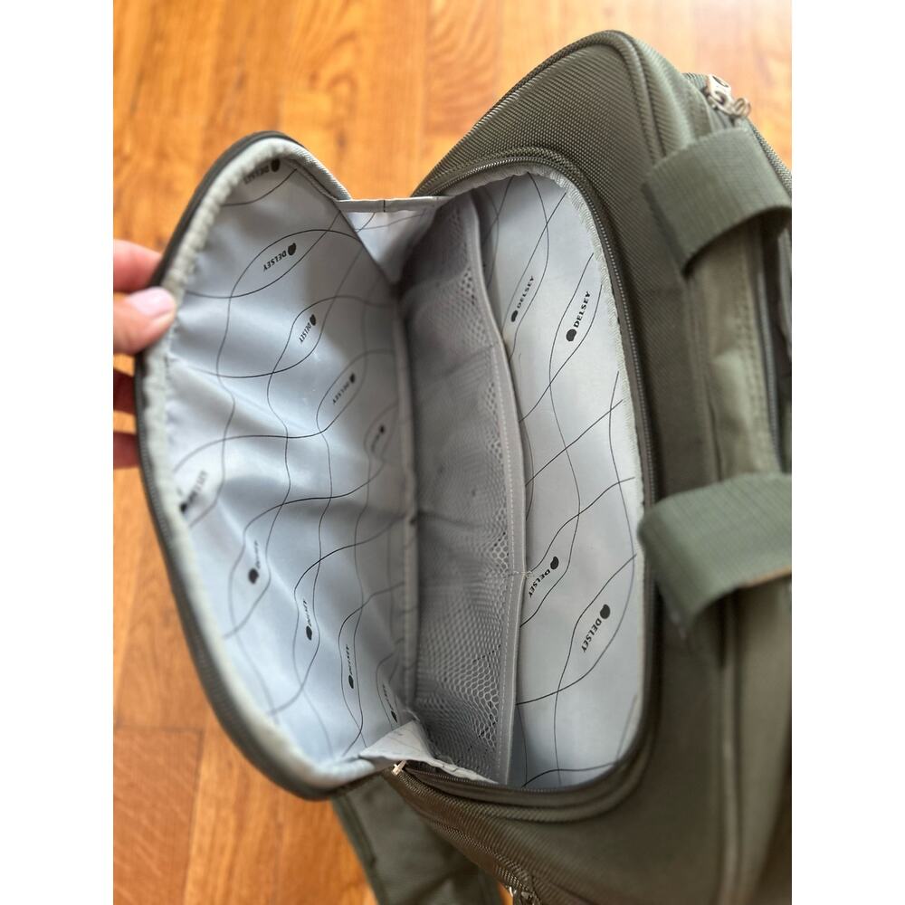 Delsey Laptop Computer Messenger Bag Army Green Tons of Storage EUC - Picture 9 of 10